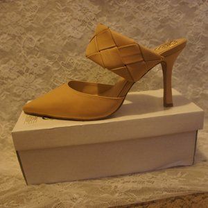 Vince Camuto 9.5 Beige Pointed Toe ALANDRA Mules NEW Without Tags